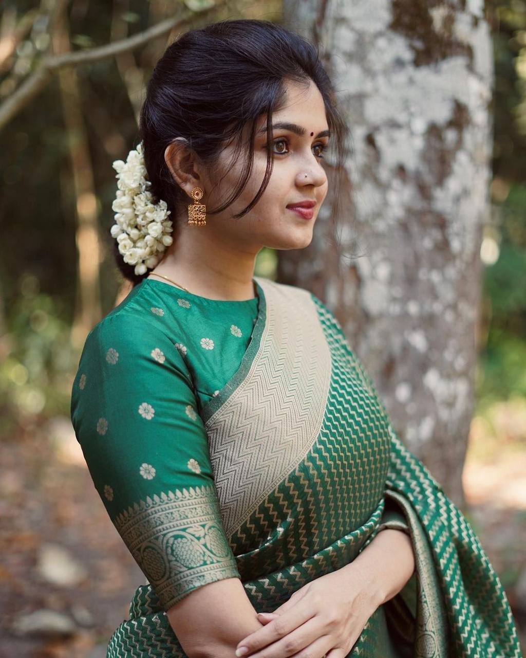 Enchanting Green Semi Silk Saree with Captivating Blouse Piece
