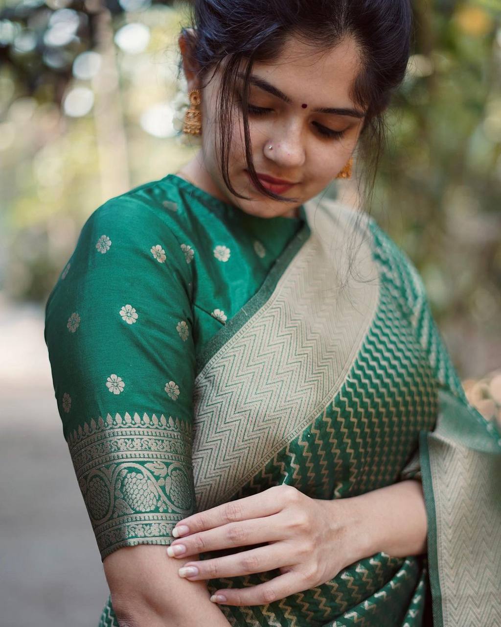 Enchanting Green Semi Silk Saree with Captivating Blouse Piece